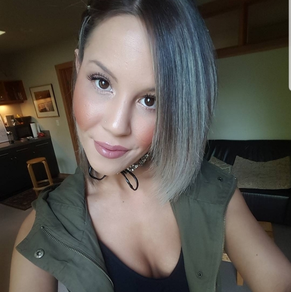 Meet your Posher, Jenna - Picture 2 of 16